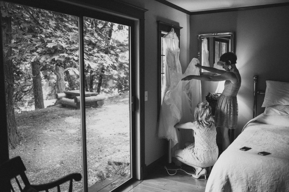 backyard wedding in the oregon forest with lawn games and pie