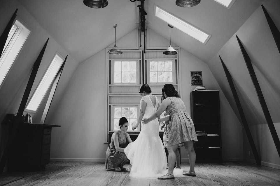 backyard wedding in the oregon forest with lawn games and pie