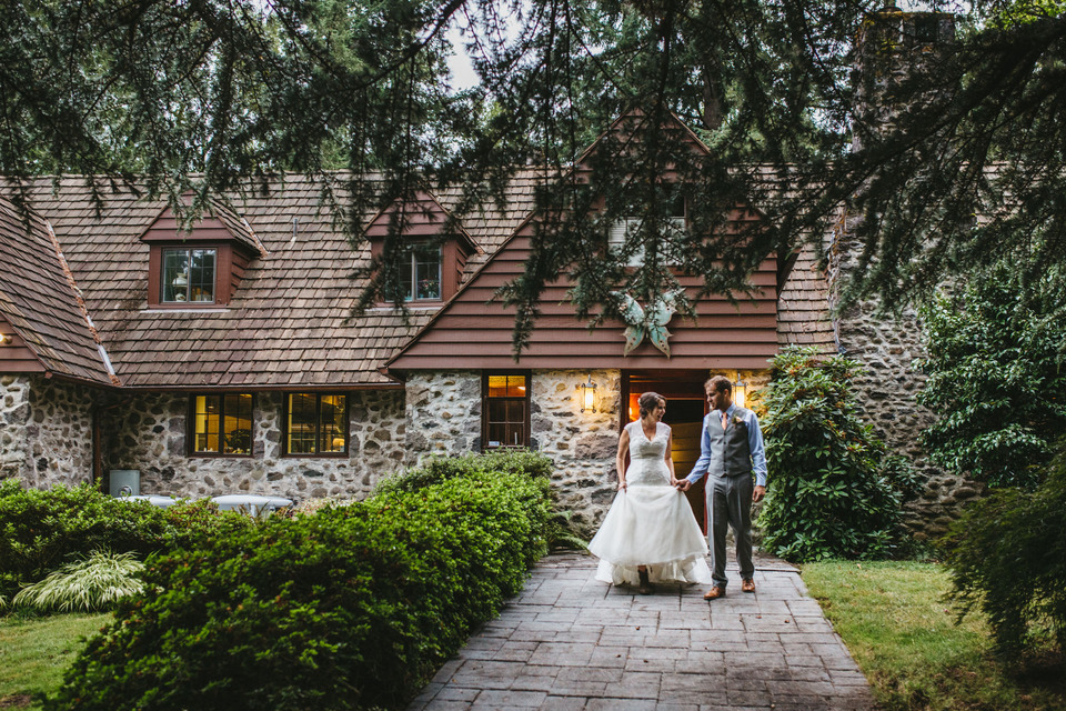 backyard wedding in the oregon forest with lawn games and pie