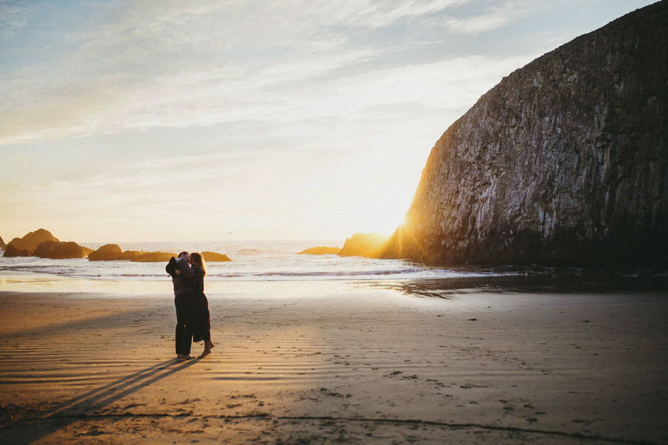 sunset photos of kate and isaac for their oregon coast anniversary session