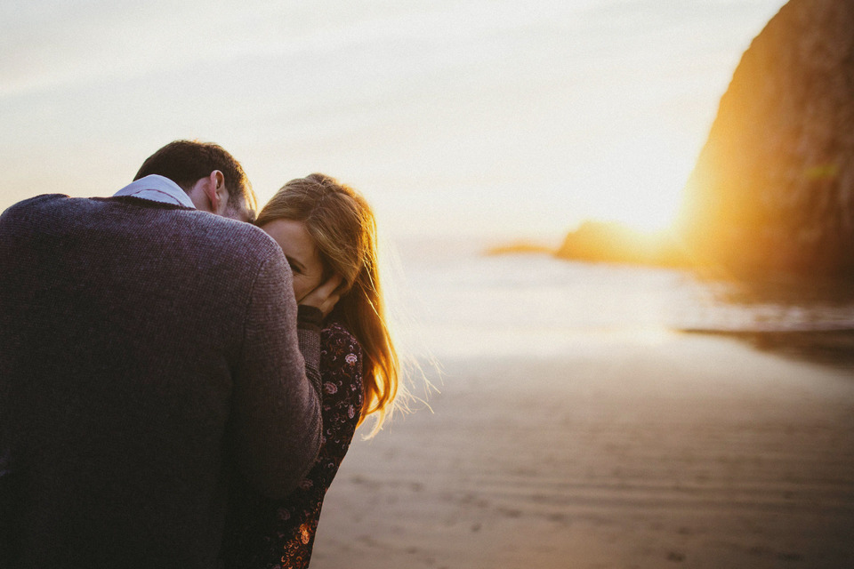 sunset photos of kate and isaac for their oregon coast anniversary session