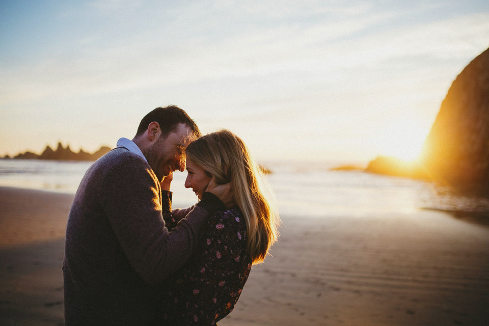 sunset photos of kate and isaac for their oregon coast anniversary session