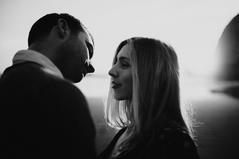 sunset photos of kate and isaac for their oregon coast anniversary session