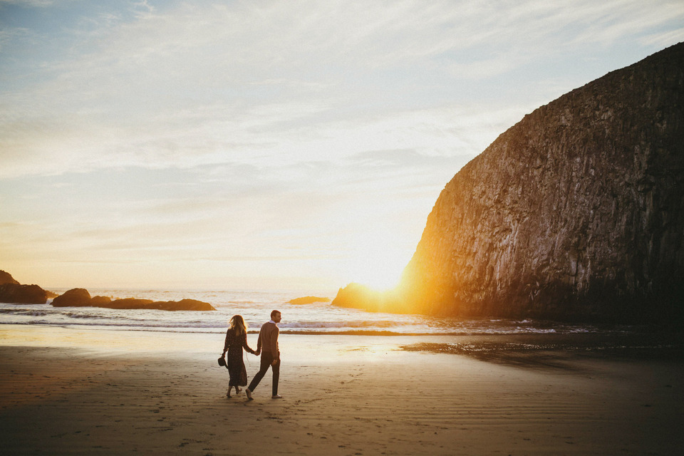 sunset photos of kate and isaac for their oregon coast anniversary session