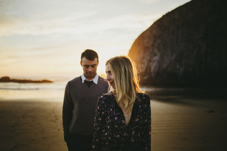 sunset photos of kate and isaac for their oregon coast anniversary session