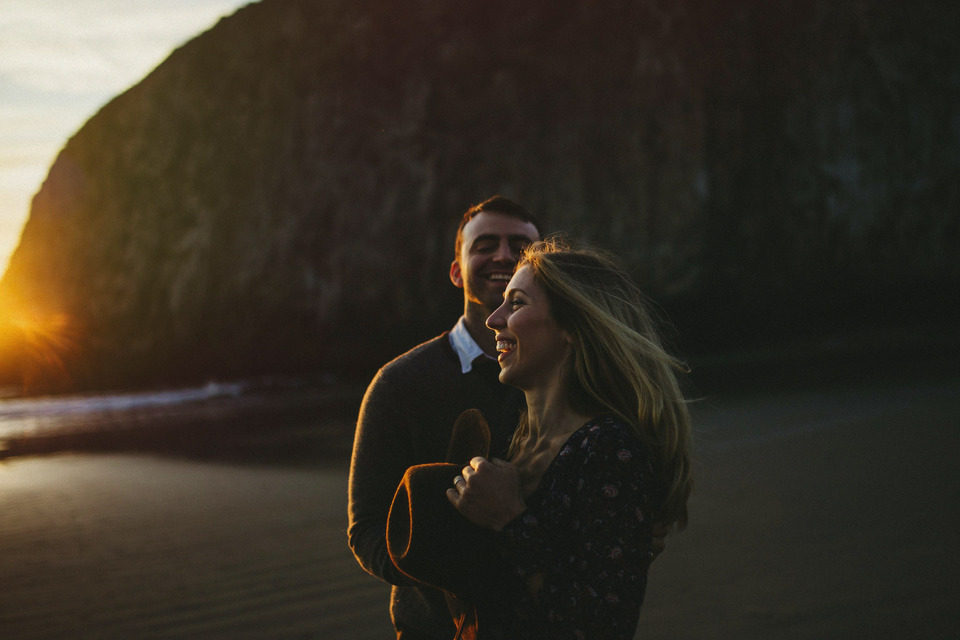 sunset photos of kate and isaac for their oregon coast anniversary session