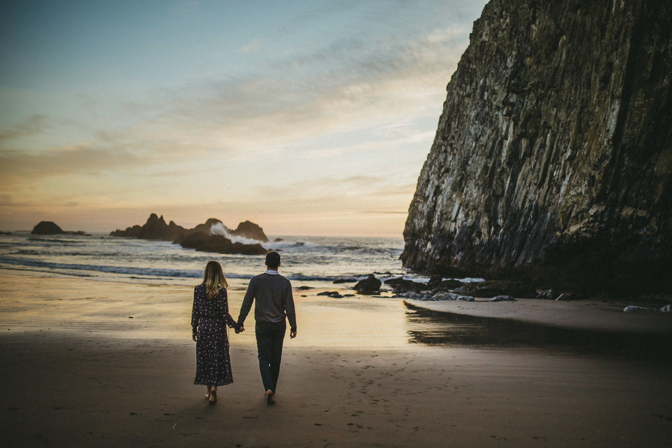 sunset photos of kate and isaac for their oregon coast anniversary session