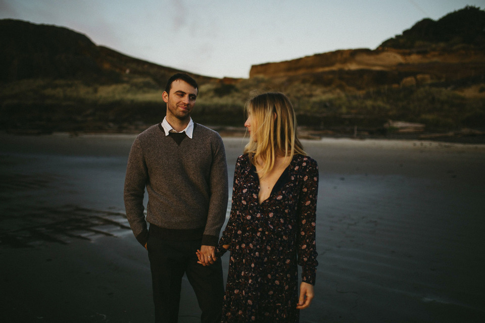 sunset photos of kate and isaac for their oregon coast anniversary session