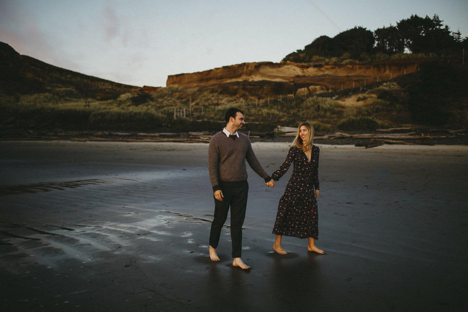 sunset photos of kate and isaac for their oregon coast anniversary session