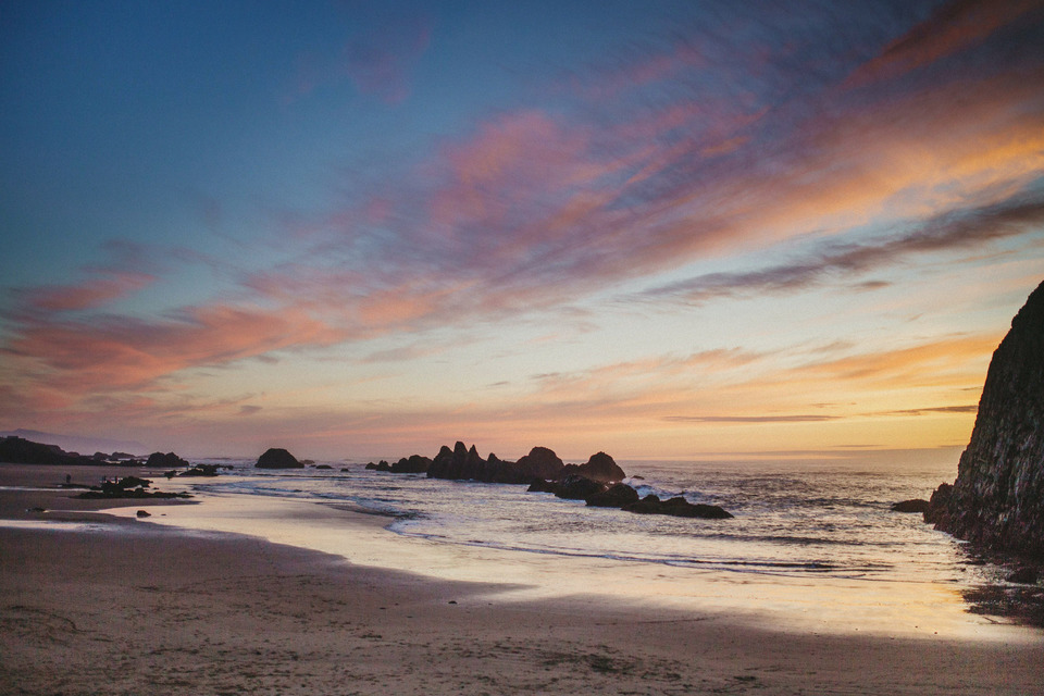 sunset photos of kate and isaac for their oregon coast anniversary session