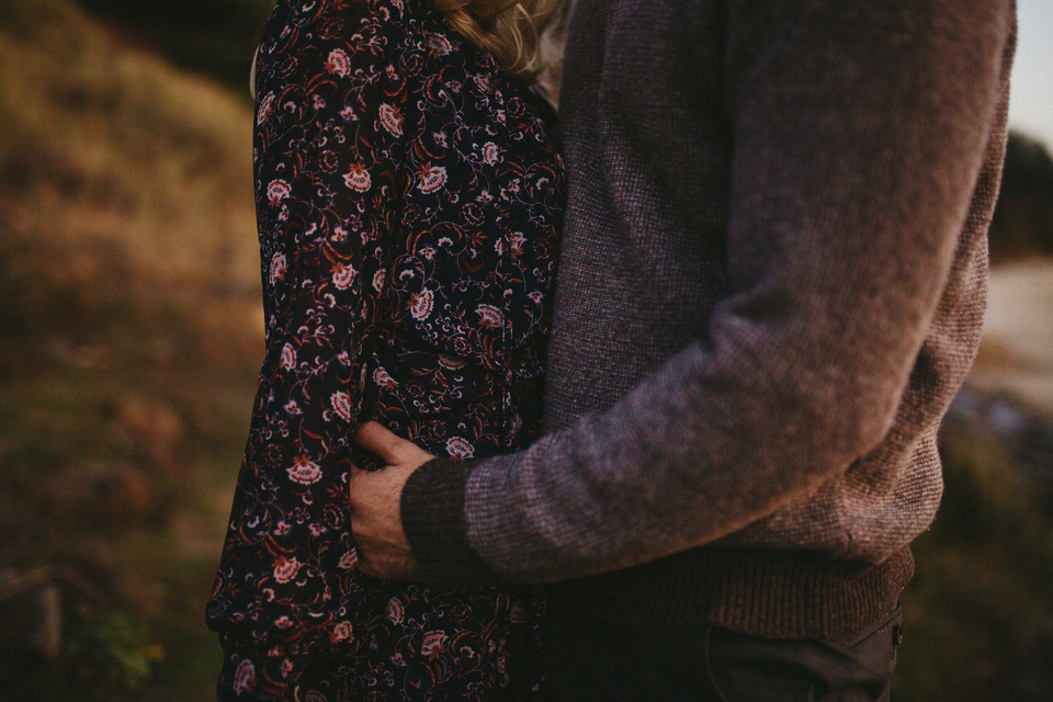 sunset photos of kate and isaac for their oregon coast anniversary session