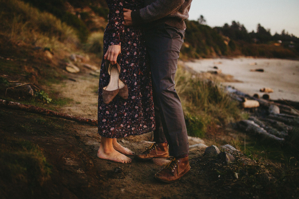 sunset photos of kate and isaac for their oregon coast anniversary session