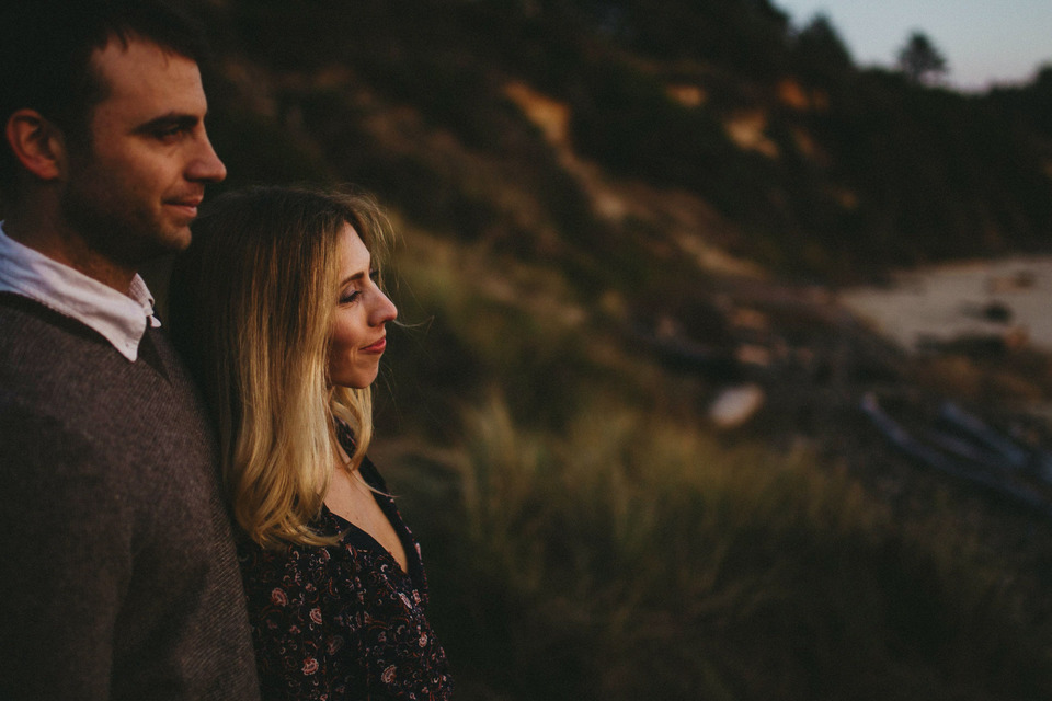 sunset photos of kate and isaac for their oregon coast anniversary session