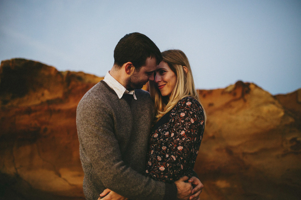 sunset photos of kate and isaac for their oregon coast anniversary session
