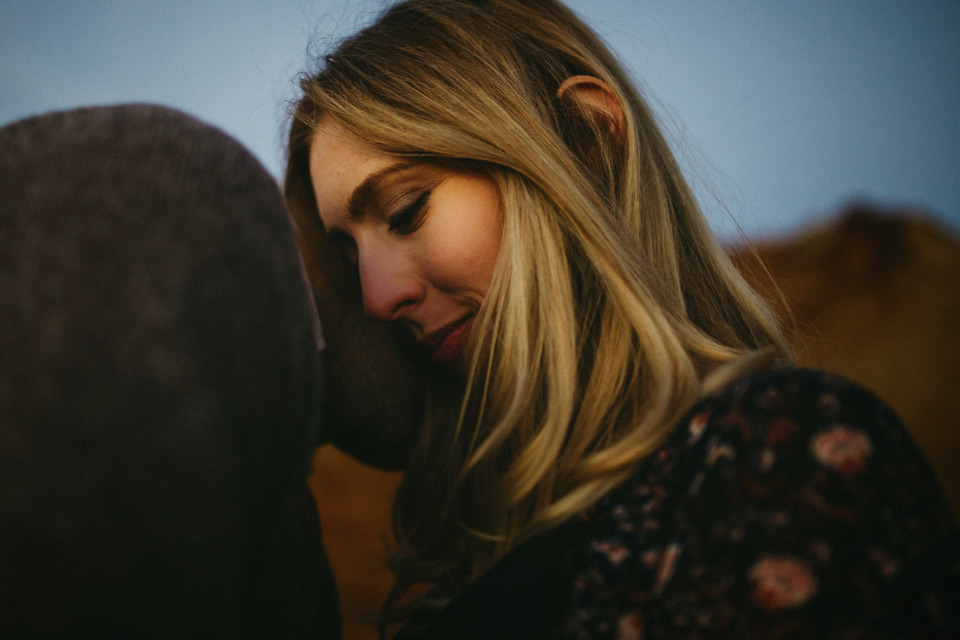 sunset photos of kate and isaac for their oregon coast anniversary session