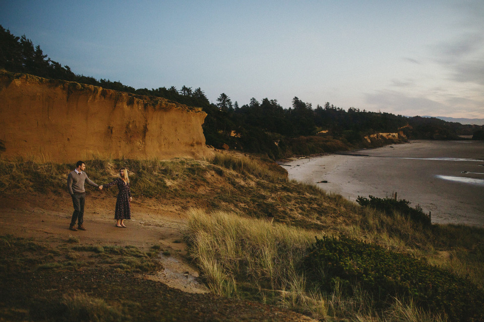sunset photos of kate and isaac for their oregon coast anniversary session
