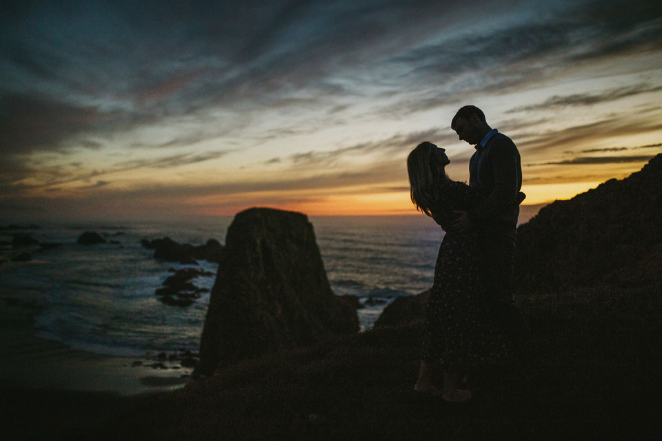 sunset photos of kate and isaac for their oregon coast anniversary session