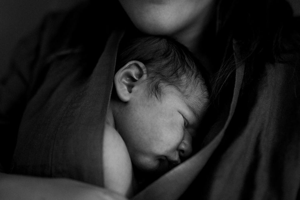 newborn skin to skin